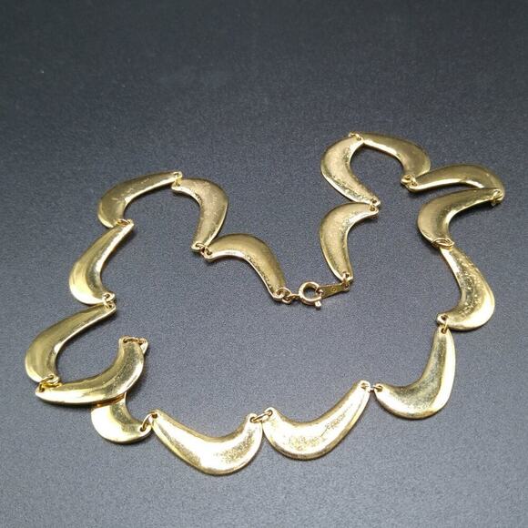 Vintage Gold Boomerang Link Necklace, 18 1/2 Inches, 1970s - Picture 4 of 7